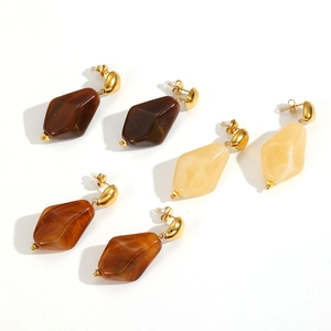Retro resin geometric drop earrings in tortoiseshell and amber colors with gold finish