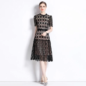 Robe midi élégante en dentelle noire brodée avec motifs floraux et ceinture satin