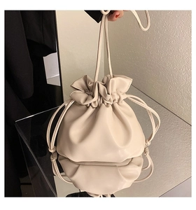 Detailansicht der cremeweißen Cloud-Beuteltasche aus weichem PU-Leder mit Kordelzug