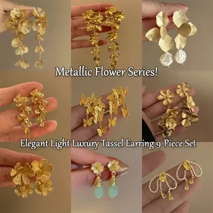 Lot de 9 paires de boucles d'oreilles vintage dorées avec fleurs, perles et papillons