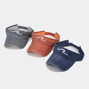 Tre visiere in cotone lavato grigio rosso e blu con ricamo a onde e cinturino regolabile