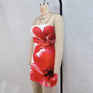 Détail de l'imprimé floral rouge sur robe mini moulante blanche à fines bretelles
