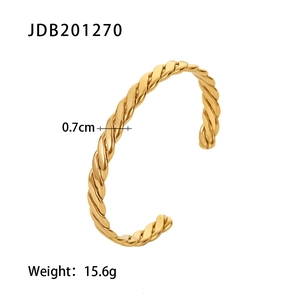 Vista detallada del brazalete abierto retorcido de 0,7 cm de acero chapado en oro 18K