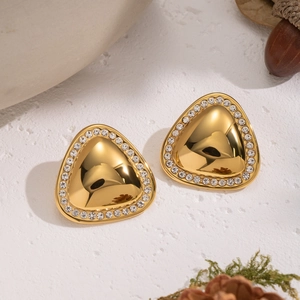 Orecchini geometrici a triangolo in oro con diamanti su base di marmo bianco