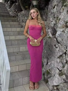Robe longue fuchsia moulante avec fines bretelles et dentelle orange sur le buste