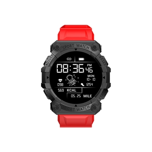 Montre connectée sport avec bracelet en silicone rouge et cadran noir pour le fitness