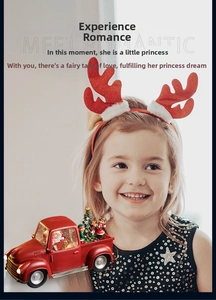 Détail du camion de Noël rouge avec le Père Noël et une petite fille souriante au fond