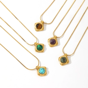 Colliers vintage français plaqués or 18k avec pendentifs en pierres naturelles multicolores