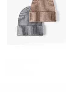 Detail der Rippstrick-Textur bei grauen und kaffeebraunen Beanies mit breitem Umschlag