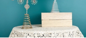 Dettaglio di puntali per albero a stella glitterati oro e argento con base a molla
