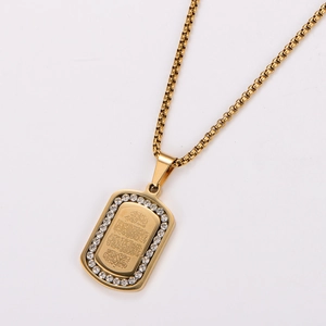 Détail du pendentif carré plaqué or 18k avec écriture arabe et petits cristaux