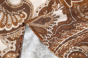 Gros plan du motif paisley sur tissu en soie avec détails de couture d'ourlet roulé