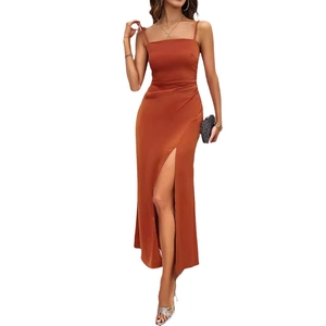 Robe longue en satin caramel élégante avec col carré et fente haute pour soirée