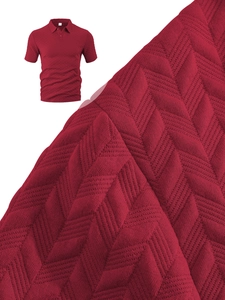 Gros plan sur la texture du tissu jacquard d'un polo pour homme rouge bordeaux à chevrons