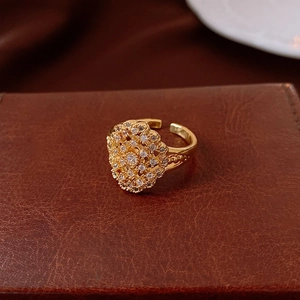 Vue détaillée d'une bague fleur plaquée or sertie de zircons avec design ajustable