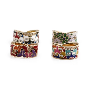 Ensemble de bagues en émail doré avec motifs de papillons et détails en cristal
