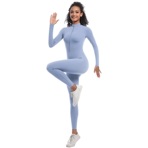 Détail d'un body de yoga bleu clair à manches longues avec fermeture éclair et col montant