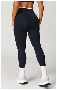 Achteraanzicht van yoga legging met hoge taille, V-vormige naden en push-up effect