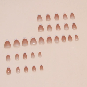 Faux ongles amande rose nude style french avec pointes blanches et finition brillante