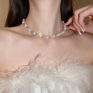 Dettaglio della collana choker con fiori di diamanti e perle indossata da una modella