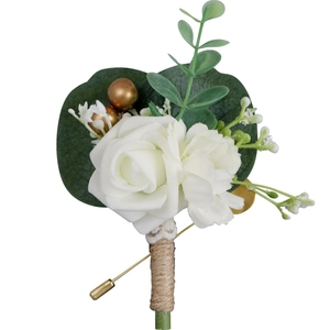 Boutonnière de mariage avec rose blanche, eucalyptus et baies dorées sur fond blanc