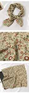 Vues détaillées d'un foulard carré en coton et lin avec des motifs floraux orange et brun