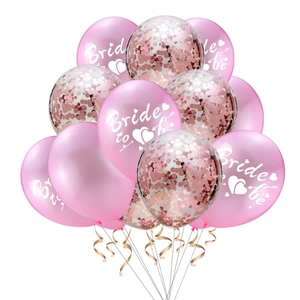 Détail des ballons Bride to be avec confettis or rose et rubans dorés décoratifs