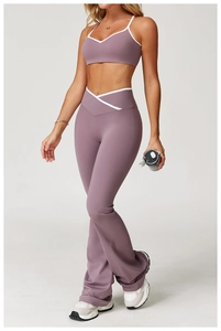 Detail van de paarse uitlopende yogabroek en cross-back beha met witte biezen afwerking