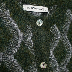 Gilet en tricot rétro anglais avec motif losange vert et gris et boutons en nacre
