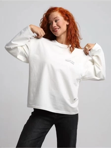 Λευκό βαμβακερό μακρυμάνικο T-shirt με στάμπα κειμένου και άνετη χαλαρή γραμμή