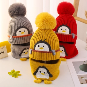 Conjunto de gorro y bufanda de punto de pingüino para bebés en gris amarillo y rojo
