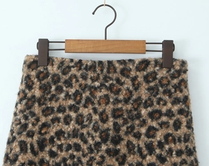 Détail de la taille d'une jupe léopard montrant le tissu texturé et l'imprimé vintage