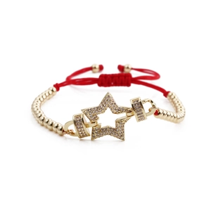 Verstellbares rotes Kordelarmband mit Goldsternanhänger und funkelnden Zirkonia-Steinen
