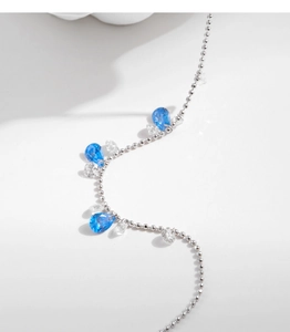 Detailansicht eines s925 Silberperlenarmbands mit Aquamarin- und Zirkon-Tropfenschliff