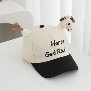 Détail d'une casquette bébé avec oreilles de cheval 3D et broderie Horse Get Rich