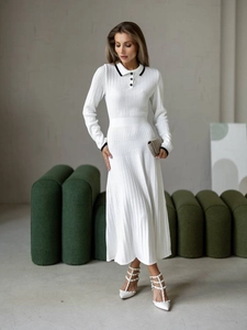 Elegantes weißes langärmliges Strick-Midikleid mit schwarzem Polokragen und Knöpfen