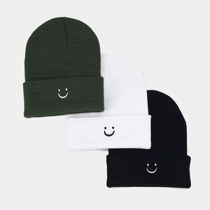 Berretto in maglia minimalista con ricamo a forma di faccina in verde bianco e nero