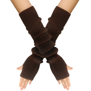 Detailaufnahme der dunkelbraunen Strickstulpen mit Rippmuster und Daumenloch