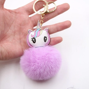 Einhorn-Schlüsselanhänger mit lila Plüschpompon und bunter Anhänger-Applikation