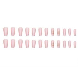 Faux ongles longs ballerine rose mat avec lettres Love dorées sur fond blanc