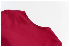 Gros plan détaillé du col rond rouge foncé d'un haut de yoga avec couture renforcée