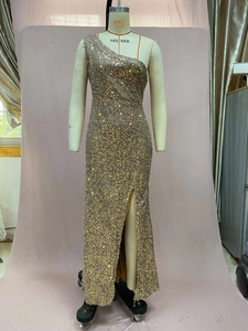 Detail der schimmernden Goldpailletten am One-Shoulder-Abendkleid mit Schlitz