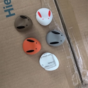Dettaglio di 5 paraspigoli in silicone a forma di coniglio con adesivi per sicurezza bambini