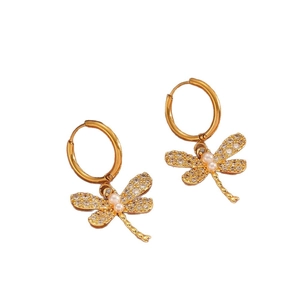 Elegante goldene Libellen-Ohrringe mit Kristallen und weißen Perlen auf weißem Hintergrund