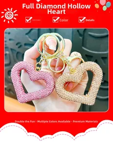 Detailansicht herzförmiger Schlüsselanhänger mit funkelnden rosa und goldnen Steinen