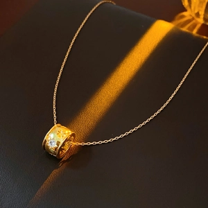 Dettaglio ravvicinato della collana con ciondolo a stella dorato e cristallo lucido