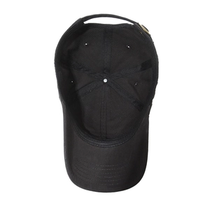 Vista interna del cappellino nero con fibbia metallica e fori di ventilazione