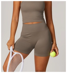 Détail du short de yoga sans couture taille haute avec ourlet côtelé et texture en maille