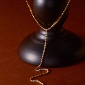 Elegante set collana a Y in acciaio inossidabile dorato con zirconi brillanti sul display