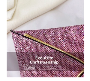 Détail de la pochette à paillettes roses avec une bordure en métal doré élégante